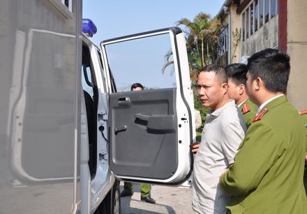 Bắn thủng lốp xe buôn lậu tông bẹp ôtô cảnh sát khi bỏ chạy Cơ quan chức năng tiến hành bắt giữ đối tượng buôn lậu tê tê sau khi người này bỏ trốn lên đồi