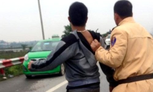 CSGT Hà Nội bắt gọn đối tượng mang dao đi cướp xe taxi Nhiều đối tượng cướp xe taxi đã bị CSGT phát hiện, bắt giữ. Ảnh minh họa