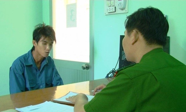 Vào quán cà phê đánh tiếp viên, cướp ví tiền Nghi can tại cơ quan công an. Ảnh: M.A