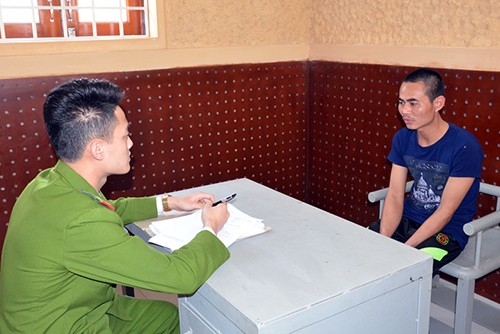 Bắt tạm giam bảo vệ dùng kẹo dụ nhiều học sinh để dâm ô Bảo vệ Nam tại cơ quan điều tra. Ảnh: Thanh Tuấn