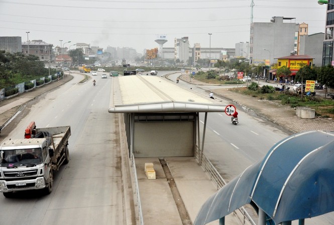 Hà Nội: Tuyến buýt triệu đô chậm tiến độ do… vừa làm vừa học! Chưa đưa vào sử dụng nhưng nhiều hạng mục nhà chờ tuyến xe buýt nhanh đã xuống cấp (Ảnh Trần Văn)