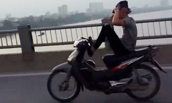 Quái xế diễn “xiếc khỉ” trên cầu Vĩnh Tuy Quái xế diễn "xiếc khỉ" trên cầu Vĩnh Tuy