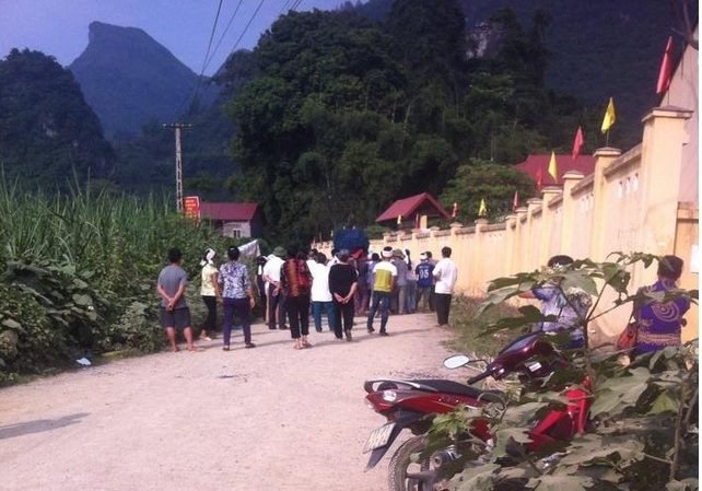 Nghi án người đàn ông bị giết, chặt xác nhét vào bao tải Người dân chứng cơ quan chức năng khám nghiệm tử thi