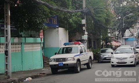 Bị bạn trai kề dao vào cổ cướp xe máy giữa trung tâm thành phố Khu vực xảy ra vụ cướp - Ảnh: Tuấn Thành
