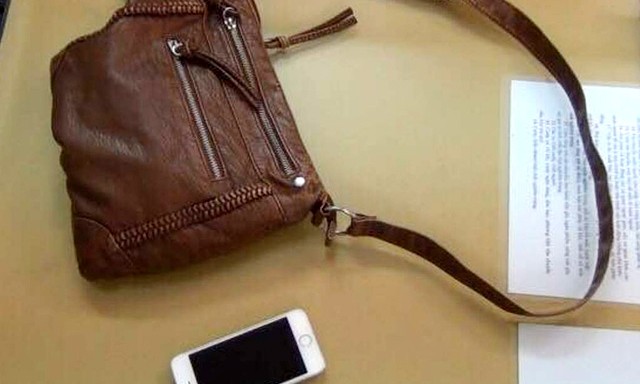 Nữ du khách giằng lại túi xách, tên cướp ngã dúi dụi xuống đường Chiếc túi xách bên trong có tiền, điện thoại của nạn nhân