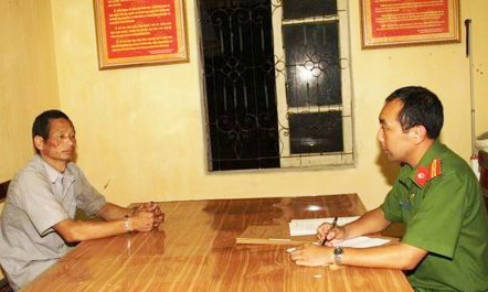 Bị chồng đâm lia lịa, người phụ nữ tử vong tại nhà Đối tượng Nối tại cơ quan điều tra - Ảnh: Thanh Hòa