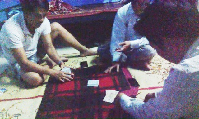 Quay video cán bộ xã đánh bạc ăn tiền cũng bị kỷ luật Hình ảnh các cán bộ xã Thủy Phù đánh bạc ăn tiền tại phòng xã đội (cắt từ clip)