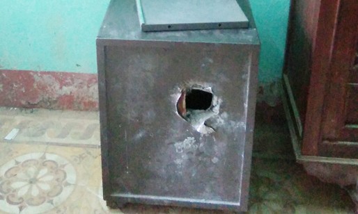 Trụ sở ủy ban 3 xã bị trộm đột nhập phá két sắt Két sắt tại phòng Kế toán UBND xã Thượng Long bị trộm đục phá lấy tiền