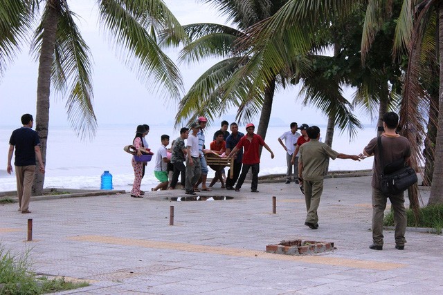 Nhân viên bảo vệ bãi tắm chết bất thường gần miệng cống Thi thể ông Ban được đưa lên để chuyển đến bệnh viện