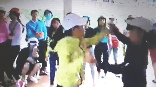 Hai nữ sinh lớp 9 đánh nhau trong tiếng reo hò của bạn bè Hàng trăm học sinh đứng hô hào, cỗ vũ