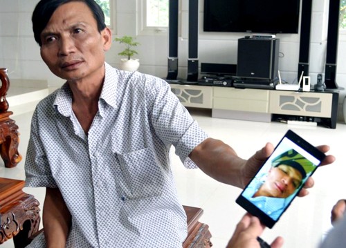 Bí thư xã đánh cán bộ địa chính trong tiệc mừng ngày 20/10 Ông Hưng đưa hình ảnh của mình lúc bị đánh. Ảnh: Kh.Uyên