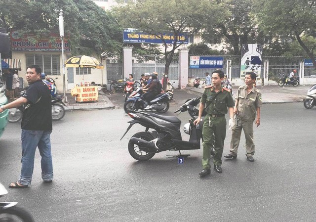 Vụ người đàn ông bị chém gần lìa tay trên phố: Nghi do mâu thuẫn Hiện trường ông Bình bị truy sát