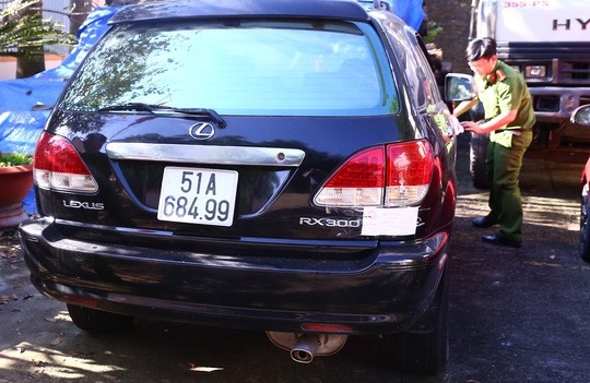 Phát hiện 6 xe sang hiệu Lexus, Camry xài giấy giả Chiếc Lexus đeo biển số giả