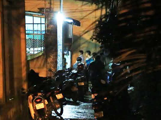 Gia chủ trong căn nhà có súng, đạn bị tạm giữ Lực lượng chức năng phong tỏa căn nhà ông Sơn, tổ chức khám xét. Ảnh: V.D