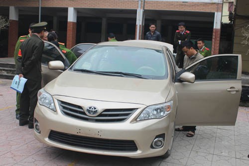 Thiếu phụ bị trộm xe Altis trong lúc vào mua hàng Công an thành phố Vinh khám nghiệm chiếc xe. Ảnh: H B