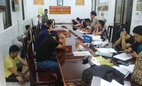 Dân chơi ma túy trong khách sạn ở Sài Gòn chống trả cảnh sát Nhiều người bị đưa về trụ sở làm việc