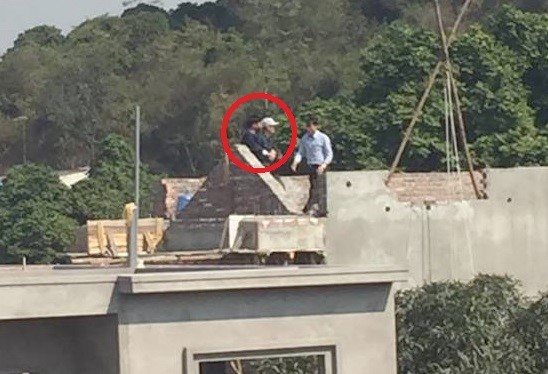 Chủ tịch huyện thương thuyết với kẻ giết người cầm dao cố thủ Lực lượng chức năng giữ người đàn ông sau nhiều giờ cố thủ
