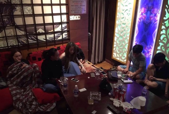 Bắt quả tang 33 nam thanh nữ tú “bay” trong quán karaoke Công an TP. Phủ Lý vừa phá ổ nhóm gồm 33 đối tượng đang sử dụng ma túy đá trong quán karaoke