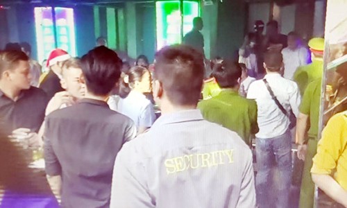 Cảnh sát đột kích 2 quán bar lớn ở Sài Gòn Hàng trăm dân chơi nhảy nhót trong 2 quán bar lúc rạng sáng