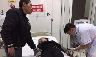 CSGT dùng xe chuyên dụng đưa người phụ nữ ngất bên đường đi cấp cứu Các bác sĩ cấp cứu cho chị Hằng tại bênh viện