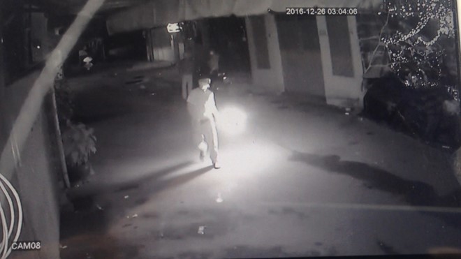 Quán ốc ở Sài Gòn bị ném bom xăng lúc rạng sáng Thanh niên đốt bom xăng ném vào quán ốc. Ảnh: Cắt từ camera
