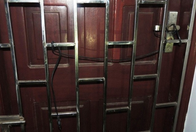 Bắt 12 đối tượng sát phạt trên chiếu bạc, thu gần 800 triệu đồng Vợ chồng Lĩnh còn đấu điện vào cửa sắt của gian phòng tổ chức đánh bạc hòng đối phó với lực lượng chức năng khi bị phát hiện. Ảnh: Công an Hà Nam