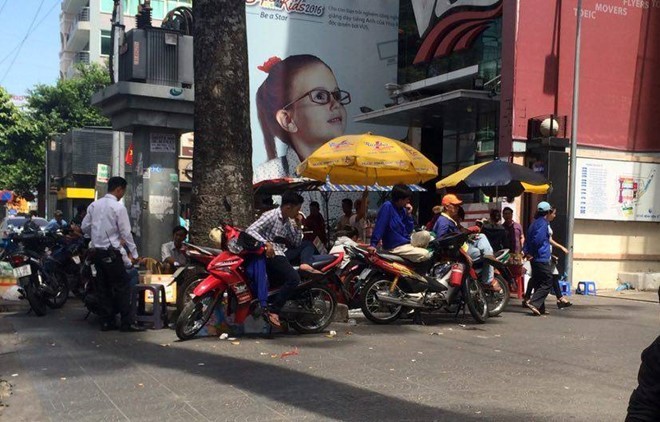Giành chỗ bán nước trước bệnh viện, một phụ nữ bị đâm Khu vực trước cổng Bệnh viện Từ Dũ thường tụ tập nhiều người bàn hàng rong