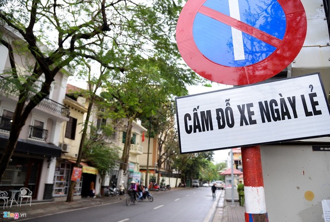 Ôtô 'nhầm' hướng ở phố đỗ xe chẵn, lẻ Từ đầu tuần, Sở Giao thông Vận tải (GTVT) bắt đầu triển khai kế hoạch đỗ xe chẵn - lẻ trên tuyến phố Nguyễn Gia Thiều (quận Hoàn Kiếm)