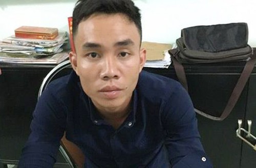 Gã 'trai bao' Sài Gòn giết bạn tình đồng tính Phong tại cơ quan điều tra. Ảnh: C.A