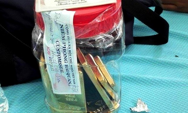 Bắt người phụ nữ mang 8 kg vàng lậu qua biên giới Tang vật phạm tội của bà Vuoch Hea
