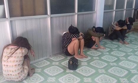 Bắt quả tang 2 đôi nam nữ mua bán dâm trong cơ sở massage Các đối tượng có hành vi mua bán dâm