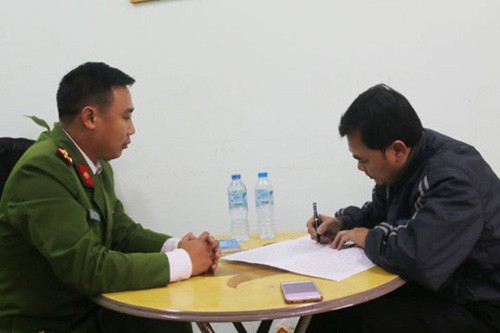 Dụ dỗ bé gái thiểu năng chơi điện thoại rồi xâm hại Quân tại cơ quan điều tra