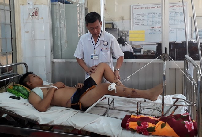 Cảnh sát bị 'quái xế' đâm gãy tay chân Quân được điều trị tại bệnh viện