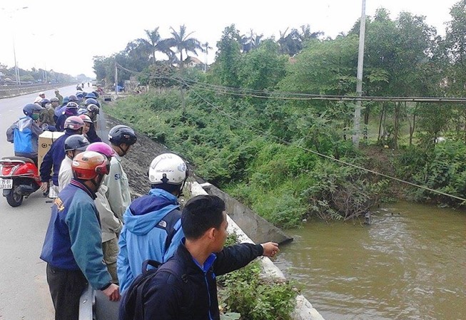 Một thanh niên chết bí ẩn dưới mương nước Thi thể nam thanh niên được phát hiện bên sông khiến nhiều người dân hiếu kỳ đến xem