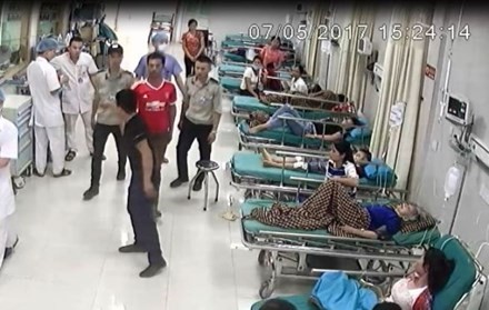 Triệu tập thanh niên gây rối, nghi dùng súng cao su bắn bảo vệ bệnh viện Đối tượng chỉ tay vào mặt bác sĩ. Ảnh BV Hùng Vương