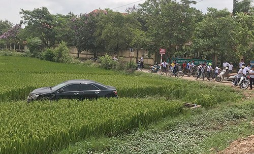 Khởi tố cán bộ y tế lái xe Camry đâm chết 3 học sinh Sau khi đâm vào 3 học sinh đi xe đạp điện, tài xế xe Camry lao xuống ruộng. Ảnh: Wanbi