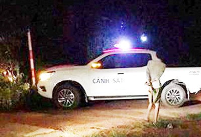 Đôi nam nữ tử vong trong nhà nghỉ Lực lượng chức năng phong tỏa hiện trường, điều tra vụ việc trong đêm 19/5. Ảnh: Zing