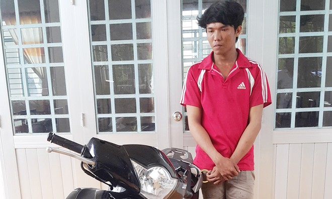 Đi chơi cùng bạn gái, kẻ ngáo đá vẫn cướp xe nhiều người đi đường Đối tượng Thái cùng chiếc xe tang vật tại cơ quan Công an
