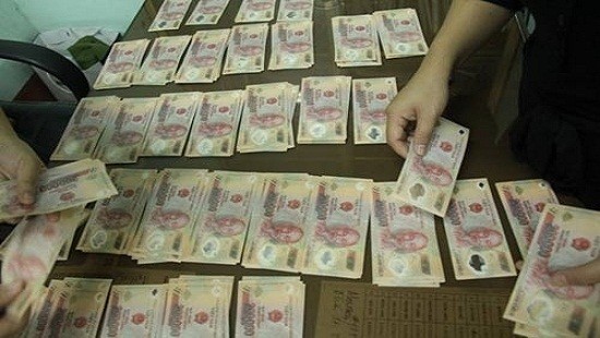 Đôi nam nữ mang gần 20 triệu tiền giả đến gửi ở ngân hàng Ảnh minh họa