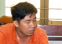 Kẻ nghiện cờ bạc giết bạn tình, ném xác xuống sông Hậu Cao Quốc Phong tại cơ quan điều tra. Ảnh: C.A