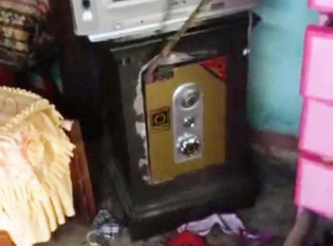 Bị vây bắt khi đột nhập nhà dân đục phá két Két sắt của gia đình anh Hải bị Thái dùng xà beng cạy phá với mục đích lấy trộm tài sản