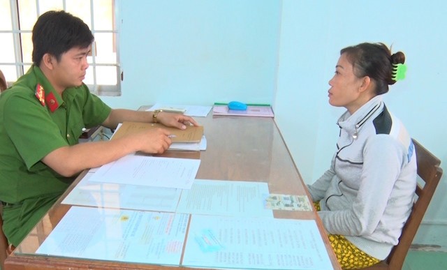 Nữ tiếp viên bán dâm tại quán cà phê Kiều tại cơ quan điều tra. Ảnh C.A
