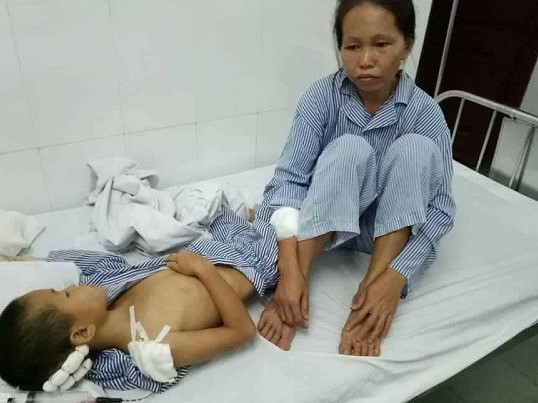 Say rượu, chồng vung dao chém vợ con không thương tiếc Say rượu, chồng vung dao chém vợ con không thương tiếc