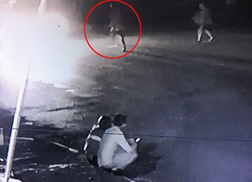Phó tổng giám đốc bị tông chết không phải là mưu sát Ông Khoa (khoanh đỏ) xuống xe ở bên phải đường theo hướng Bắc - Nam, đi sang đến phần đường ưu tiên hướng Nam - Bắc thì bị xe khách tông trúng. Ảnh: Công an cung cấp.