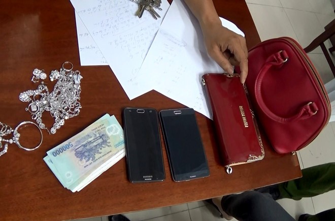 Người phụ nữ bị giật túi khi đang ngồi trong ôtô Nhiều tài sản trong vụ cướp giật được công an thu hồi