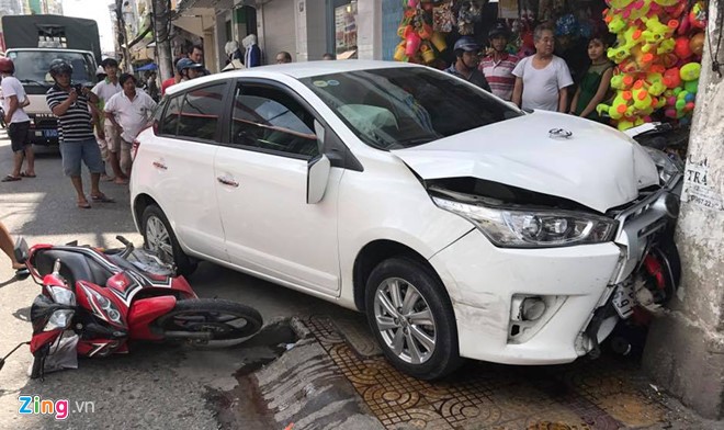 Xế hộp đang bị tạm giữ, không hiểu vì sao ra đường gây tai nạn? Xế hộp hỏng phần đầu khi lao vào trụ điện