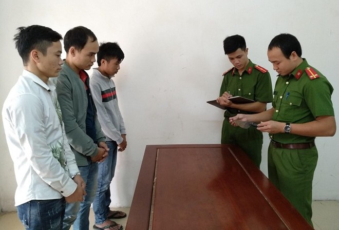Hai thanh niên bị đâm trọng thương trong quán karaoke Trần Quyết Thắng (áo trắng) tại cơ quan công an. Ảnh: C.A.