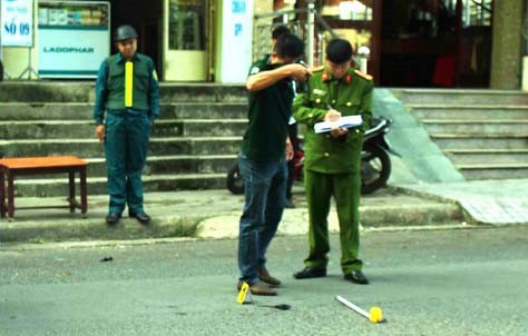 Thanh niên 18 tuổi bị hơn chục người truy sát trước bệnh viện Cơ quan chức năng khám nghiệm hiện trường vụ án mạng. Ảnh: Zing
