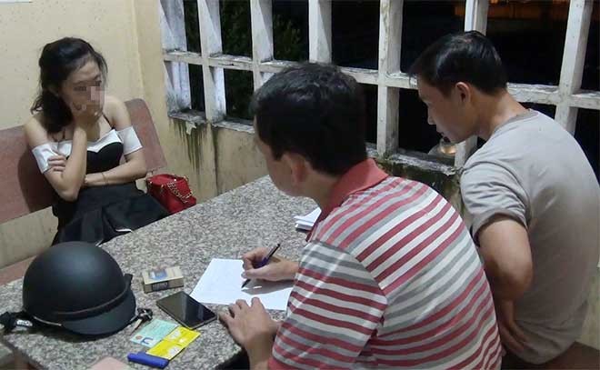 Bắt quả tang 5 cặp nam nữ mua bán dâm trong nhà nghỉ Lực lượng chức năng lấy lời khai của gái bán dâm