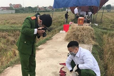 Phát hiện xác cô gái trong cống nước nghi bị sát hại Cơ quan công an khám nghiệm hiện trường phục vụ công tác điều tra